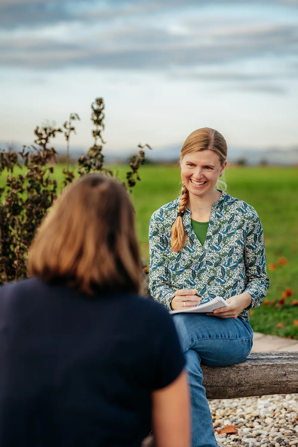 Landschaftsarchitektin Elisabeth Grundmann Bakk. techn. mit Kundin im Garten